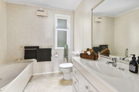 Photo of property in 25 Tai Paku Paku Road, Karaka Bays, Wellington, 6022