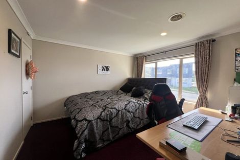 Photo of property in 26 Tamworth Crescent, Newlands, Wellington, 6037