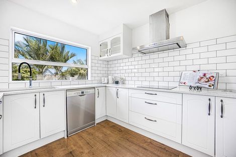 Photo of property in 28 Shah Place, Glen Eden, Auckland, 0602