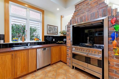 Photo of property in 210 Oriental Parade, Oriental Bay, Wellington, 6011