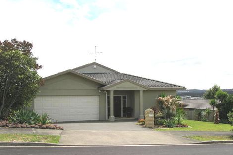 Photo of property in 8 Mannikin Place, Unsworth Heights, Auckland, 0632