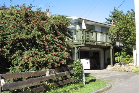 Photo of property in 9 Stella Grove, Newlands, Wellington, 6037