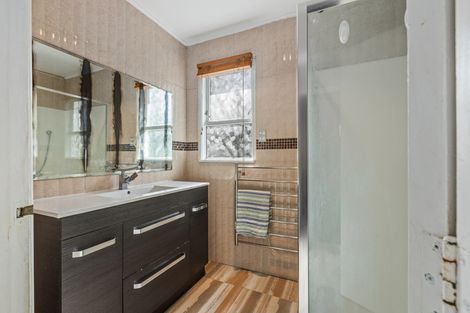 Photo of property in 2 Coburg Street, Henderson, Auckland, 0612