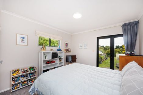 Photo of property in 27 Abby Road, Fitzherbert, Palmerston North, 4410