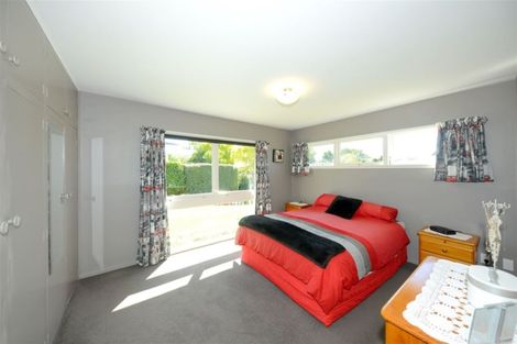 Photo of property in 27 Hillcrest Place, Avonhead, Christchurch, 8042