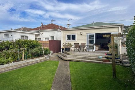 Photo of property in 121 Onepu Road, Lyall Bay, Wellington, 6022
