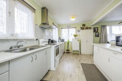 Photo of property in 12 Kerry Place, Papakura, 2110