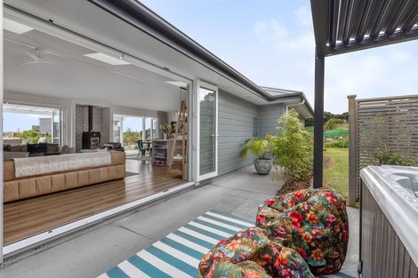 Photo of property in 6 Arapipi Way, Peka Peka, Waikanae, 5391