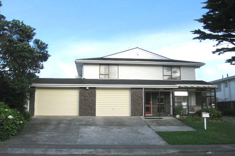 Photo of property in 36 Somes Crescent, Newlands, Wellington, 6037