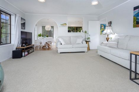 Photo of property in 2/5 Serrata Place, Browns Bay, Auckland, 0630
