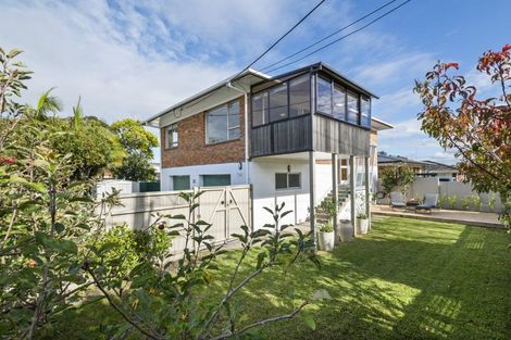 Photo of property in 33 Eversleigh Road, Belmont, Auckland, 0622