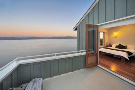 Photo of property in 63 Pretoria Road, Karaka Bays, Wellington, 6022