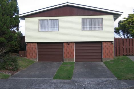 Photo of property in 30 Somes Crescent, Newlands, Wellington, 6037