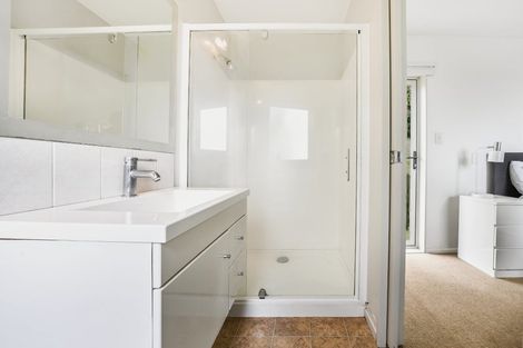 Photo of property in 1a Highgrove Lane, Totara Vale, Auckland, 0632