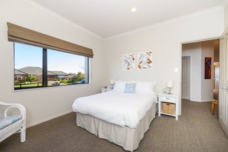 Photo of property in 48 Johnstone Drive, Fitzherbert, Palmerston North, 4410