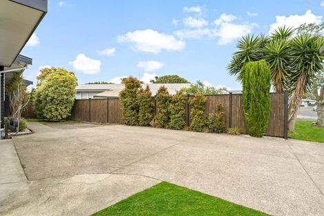 Photo of property in 6 Clinton Avenue, Te Atatu Peninsula, Auckland, 0610