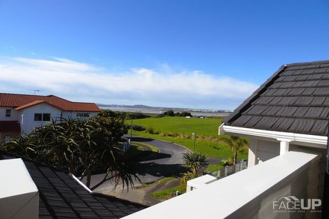 Photo of property in 7 Landmark Drive, Te Atatu Peninsula, Auckland, 0610