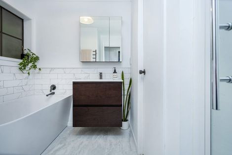 Photo of property in 2/5 Serrata Place, Browns Bay, Auckland, 0630