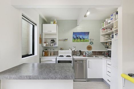 Photo of property in 118 Akaroa Drive, Maupuia, Wellington, 6022