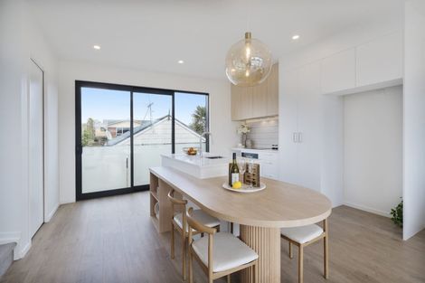 Photo of property in 8/6 Shakespeare Road, Milford, Auckland, 0620