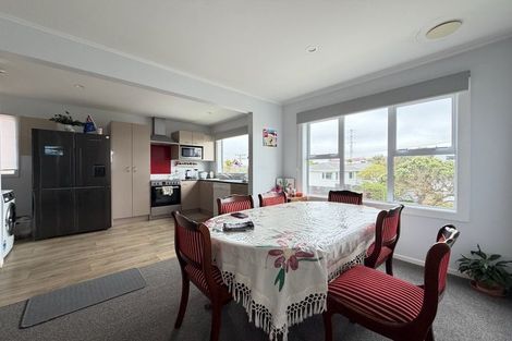 Photo of property in 3 Alder Place, Newlands, Wellington, 6037
