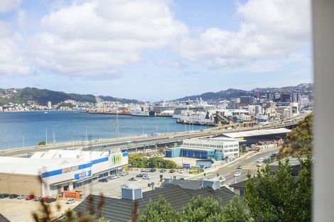 Photo of property in 5 Curnow Way, Kaiwharawhara, Wellington, 6035