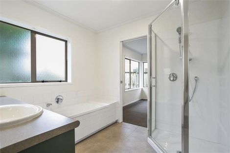 Photo of property in 14 Russett Grove, Henderson, Auckland, 0612