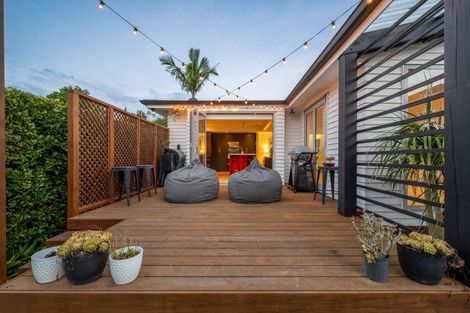 Photo of property in 9 Shelly Beach Parade, Cockle Bay, Auckland, 2014