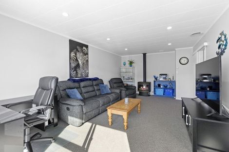 Photo of property in 2/50 Kowhai Avenue, Ebdentown, Upper Hutt, 5018