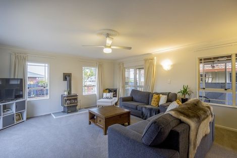 Photo of property in 10 Guildford Street, Levin, 5510