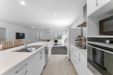 Photo of property in 5b Nielsen Place, Massey, Auckland, 0614