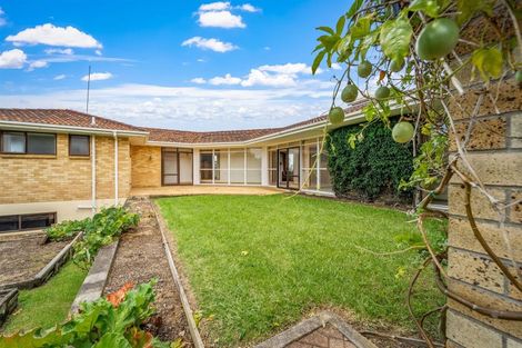 Photo of property in 2 Pendene Place, Forrest Hill, Auckland, 0620