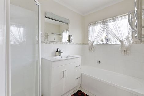 Photo of property in 25 Gendo Avenue, Henderson, Auckland, 0612