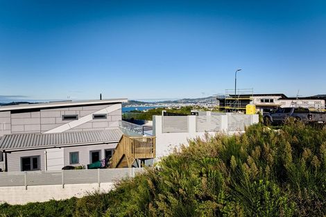 Photo of property in 33 Grumman Lane, Newlands, Wellington, 6037