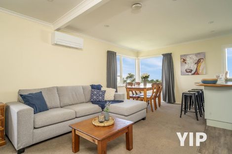 Photo of property in 16 Salford Street, Newlands, Wellington, 6037