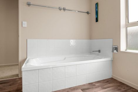 Photo of property in 63 Waiwherowhero Drive, St Andrews, Hamilton, 3200