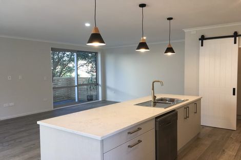 Photo of property in 2d/3 Sunnynook Road, Sunnynook, Auckland, 0620