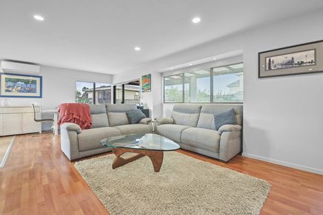 Photo of property in 1/66 Browns Bay Road, Rothesay Bay, Auckland, 0630