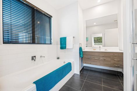 Photo of property in 18 Awanui Crescent, Matakana, 0985