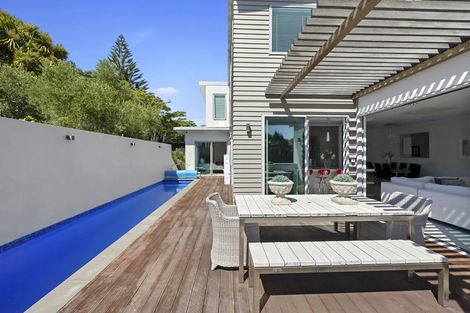 Photo of property in 10 Pendarves Street, New Plymouth, 4310