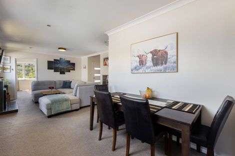 Photo of property in 8 Lyndfield Lane, Newlands, Wellington, 6037