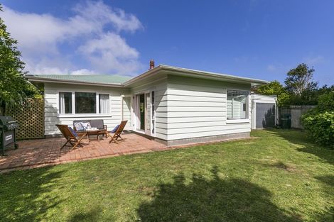 Photo of property in 8 Miles Crescent, Newlands, Wellington, 6037
