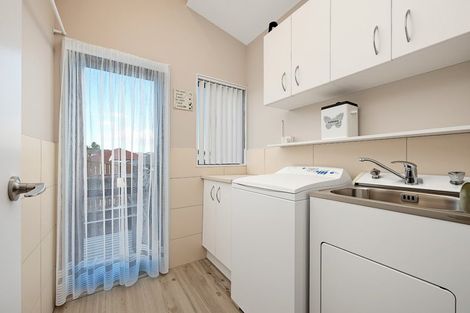 Photo of property in 77 San Marino Drive West, Henderson, Auckland, 0612
