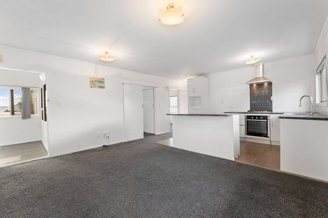 Photo of property in 4/304 Great North Road, Henderson, Auckland, 0612