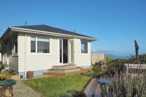 Photo of property in 9 Ruskin Road, Newlands, Wellington, 6037