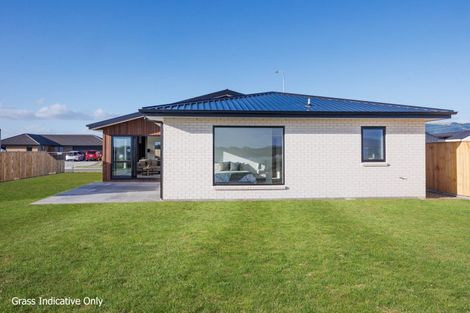 Photo of property in 75 Atlantic Drive, Fitzherbert, Palmerston North, 4410