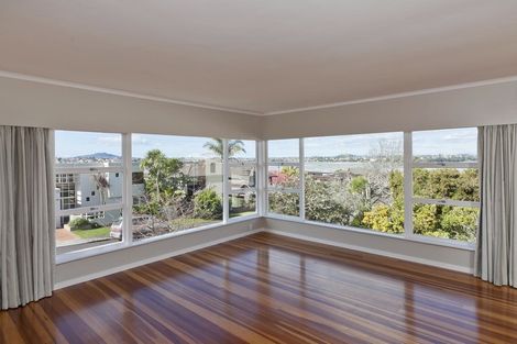 Photo of property in 27 Mcbreen Avenue, Northcote, Auckland, 0627