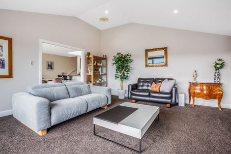 Photo of property in 10 Madeira Close, Whitby, Porirua, 5024
