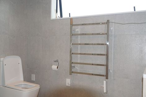 Photo of property in 83a Lake Road, Northcote, Auckland, 0627