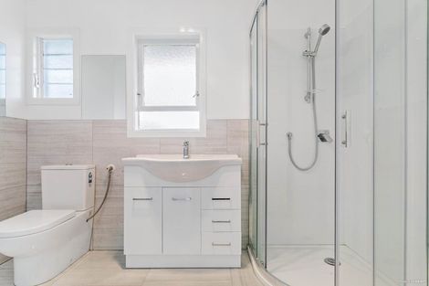 Photo of property in 31 London Street, Te Atatu Peninsula, Auckland, 0610